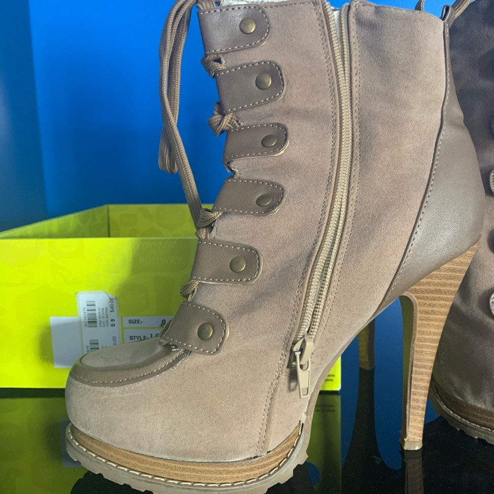Casual boots